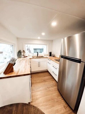 Coffee/tea maker, cookware/dishes/utensils