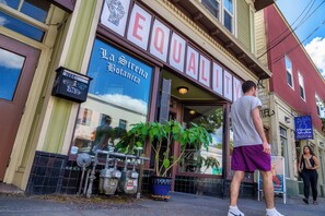 تفاصيل الفندق من الخارج