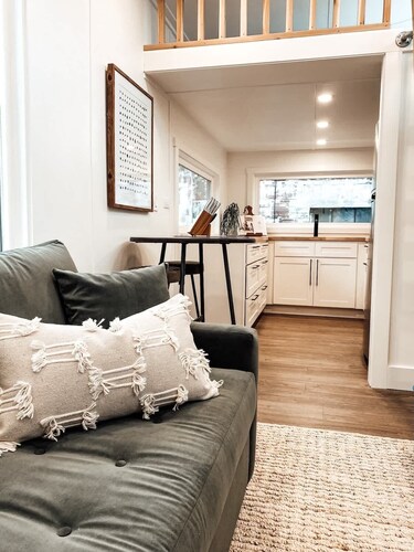 Tiny Retreat • Walk to Bars, Food & Local Art