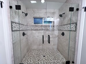 Casa, varias camas, acceso a la piscina, vistas a la piscina (Destination #28) | Baño | Toallas y papel higiénico