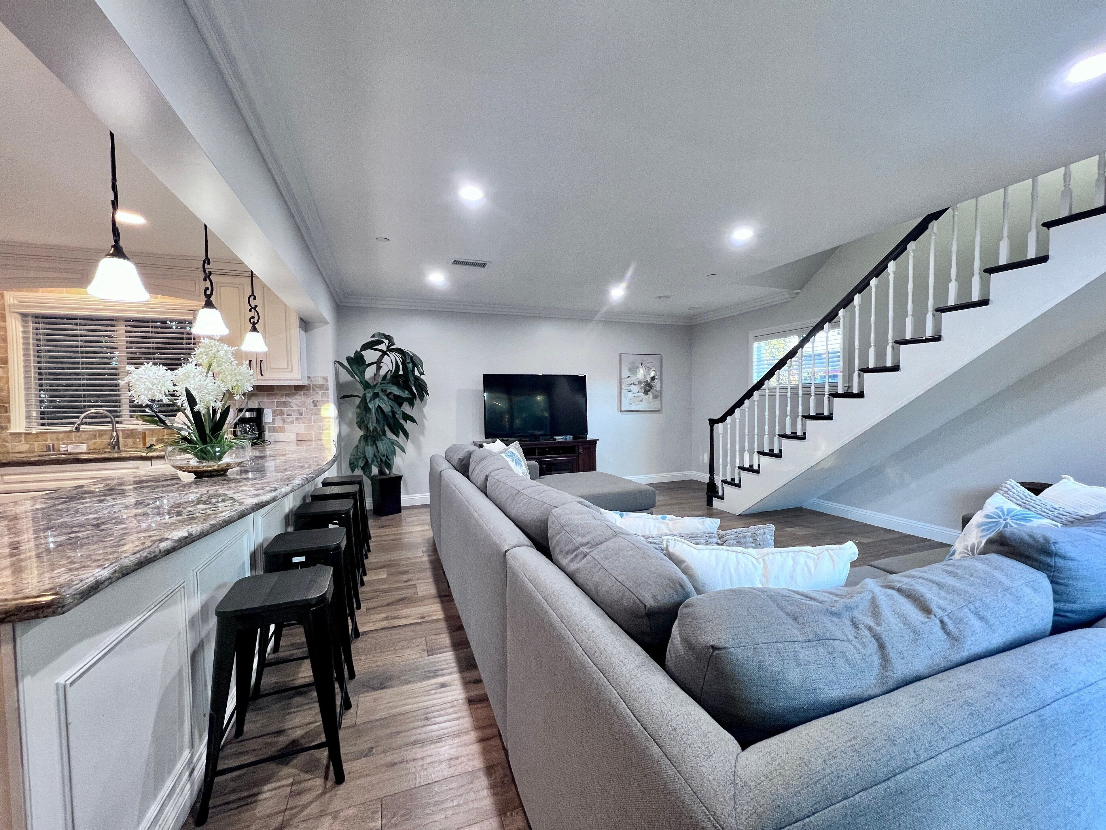 Nhà, nhiều giường, có thể sử dụng hồ bơi, quang cảnh hồ bơi (Destination #28) | Khu phòng khách | Lò sưởi 