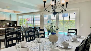 Nhà, nhiều giường, có thể sử dụng hồ bơi, quang cảnh hồ bơi (Destination #18) | Khu ăn uống