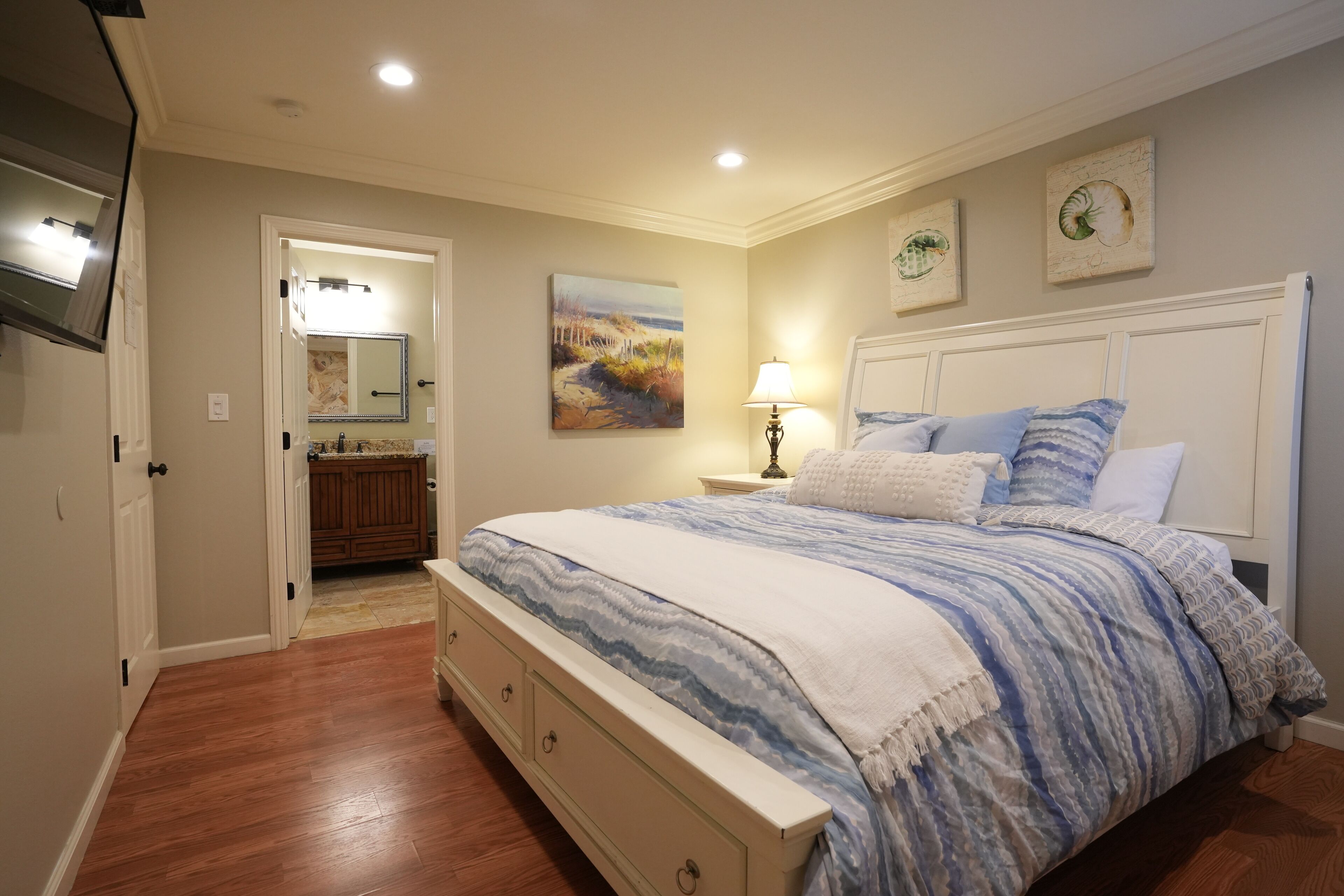 5 bedrooms, individually decorated, individually furnished, bed sheets