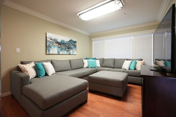 Large Family Pool Home 2.5 Miles To Disney W/3 King Beds!!! - Seal Beach, CA