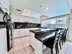 Casa, varias camas, acceso a la alberca, vista a la alberca (Destination #18) | Cocina privada | Cafetera y tetera y tetera eléctrica