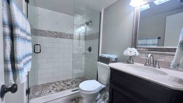 Condo, Multiple Beds, Hot Tub, Pool View (Destination #20) | Bathroom | Towels, toilet paper