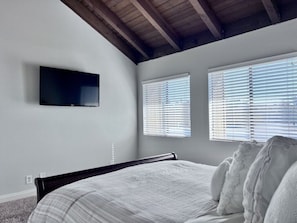 公寓式客房, 多张床, 使用泳池, 泳池景观 (Destination #20) | 2 多间卧室、特色装修、特色家居、床单