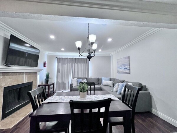 Luxurious 2 Bedroom Condo Shortest Walk To Disney - Anaheim, CA