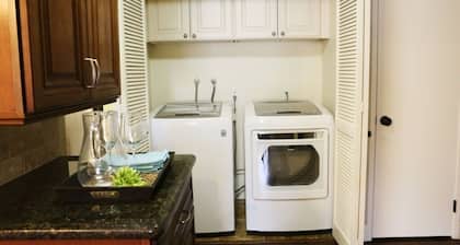Luxurious 2 Bedroom Condo Shortest Walk To Disney