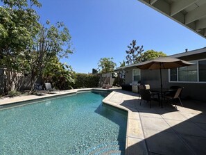 Outdoor pool, a heated pool - Gorgeous Pool Home 1/2 Mile Walk to Disney (Anaheim)