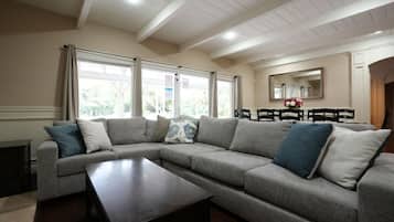 House, Multiple Beds, Pool Access, Pool View (Destination #03) | Living area