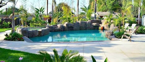 Piscina all'aperto, una piscina riscaldata