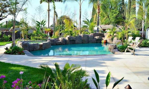 Incredible Estate 5 Bedrooms 3 Bathroom W/resort Style Rock Pool & Jacuzzi - Anaheim