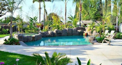 Incredible Estate 5 Bedrooms 3 Bathroom W/resort Style Rock Pool & Jacuzzi