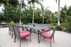 Outdoor dining - Incredible Estate 5 Bedrooms 3 Bathroom W/resort Style Rock Pool & Jacuzzi (Fullerton)