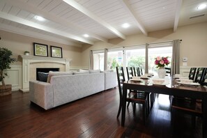 Ferienhaus, Mehrere Betten, Poolzugang, Poolblick (Destination #03) | Essbereich im Zimmer