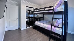 A room with a bunk bed, a door, and a ceiling light. - Fabulous 6 Bedroom , 4 Bath Pool W/jacuzzi Home (Orange)