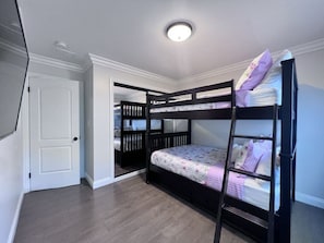 A room with a bunk bed, a door, and a ceiling light. - Fabulous 6 Bedroom , 4 Bath Pool W/jacuzzi Home (Orange)