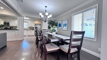 Nhà, nhiều giường, có thể sử dụng hồ bơi, quang cảnh hồ bơi (Destination #33) | Khu ăn uống