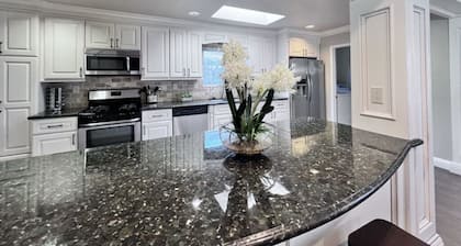 Fabulous 6 Bedroom , 4 Bath Pool W/jacuzzi Home