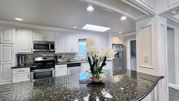 Nhà, nhiều giường, có thể sử dụng hồ bơi, quang cảnh hồ bơi (Destination #33) | Bếp riêng | Dụng cụ pha cà phê/trà, ấm điện