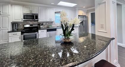 Fabulous 6 Bedroom , 4 Bath Pool W/jacuzzi Home