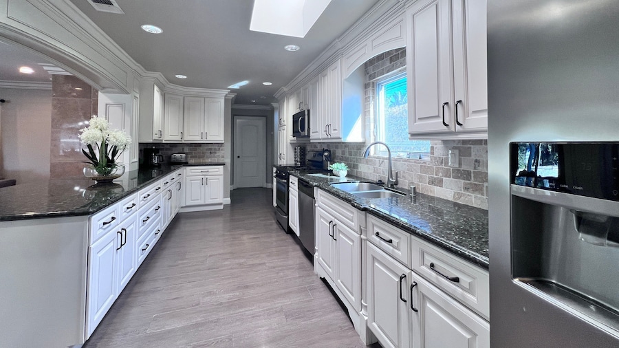 Fabulous 6 Bedroom , 4 Bath Pool W/jacuzzi Home