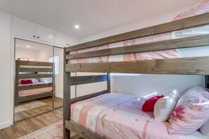 Hus, flere senger, adgang til basseng, bassengutsikt (Destination #46) | 3 soverom, individuelt dekorert, individuelt innredet og sengetøy