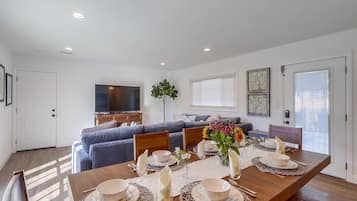 Nhà, nhiều giường, có thể sử dụng hồ bơi, quang cảnh hồ bơi (Destination #46) | Khu vực ăn uống tại phòng