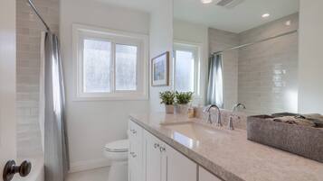 House, Multiple Beds, Pool Access, Pool View (Destination #46) | Bathroom | Towels, toilet paper