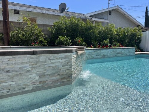 Beautiful Remodel 3 Bedroom 2 Bathroom Home With Pool & Jacuzzi