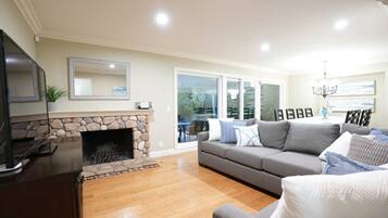 House, Multiple Beds, Pool Access, Pool View (Destination #25) | Living area