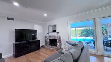 House, Multiple Beds, Pool Access, Pool View (Destination #25) | Living area