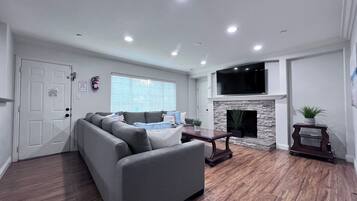 House, Multiple Beds, Pool Access, Pool View (Destination #15) | Living area