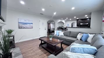House, Multiple Beds, Pool Access, Pool View (Destination #15) | Living area