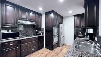 House, Berbilang Katil, Pool Access, Pool View (Destination #15) | Dapur peribadi | Pembancuh kopi/teh, cerek elektrik