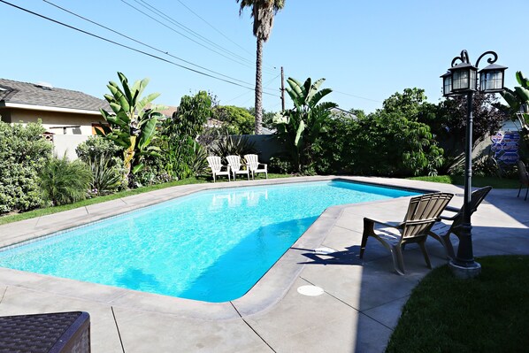 Outdoor pool, a heated pool - Lovely Anaheim Pool Home 1 Mile to Disney (Anaheim)