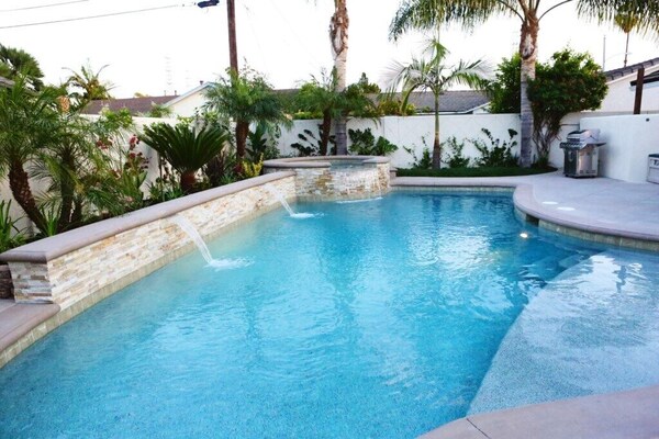 Snazzy 6 Bedroom 3 Bath Pool Home 1/2 Mile Walk To Disney - Anaheim, CA