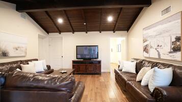 House, Multiple Beds, Pool Access, Pool View (Destination #21) | Living area