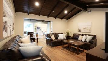 House, Multiple Beds, Pool Access, Pool View (Destination #21) | Living area