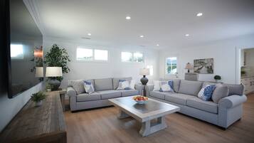 Nhà, nhiều giường, có thể sử dụng hồ bơi, quang cảnh hồ bơi ( Destination #47) | Khu phòng khách