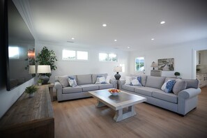 Casa, varias camas, acceso a la alberca, vista a la alberca ( Destination #47) | Área de sala de estar