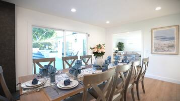 Nhà, nhiều giường, có thể sử dụng hồ bơi, quang cảnh hồ bơi ( Destination #47) | Khu ăn uống