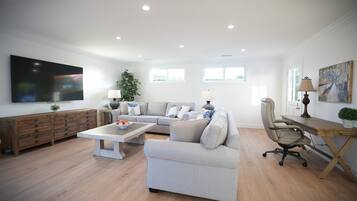 House, Multiple Beds, Pool Access, Pool View ( Destination #47) | Living area