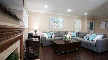 Ház, több ágy, teraszos udvar, kilátással a kertre (Destination #19) | Nappalirész