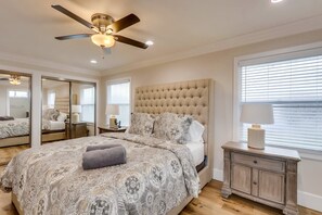 5 bedrooms, individually decorated, individually furnished, bed sheets - Destination #43 (Orange)