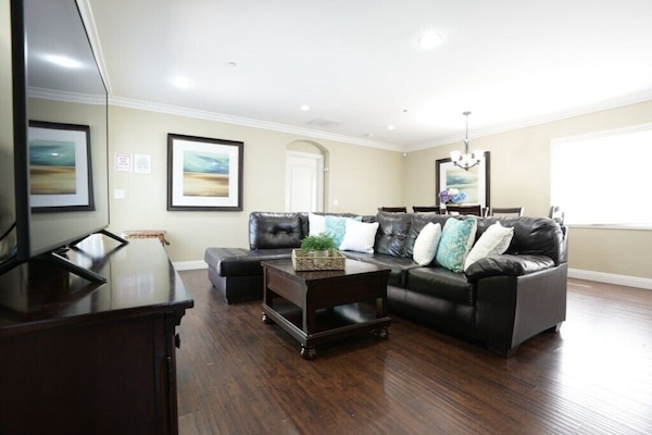 House, Multiple Beds, Pool Access, Pool View (Destination #11) | Living area