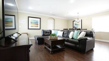 House, Multiple Beds, Pool Access, Pool View (Destination #11) | Living area