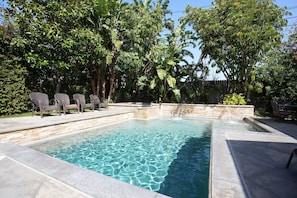 Utendørsbasseng og et oppvarmet basseng