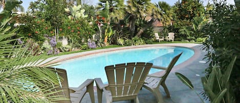 Alberca al aire libre y alberca climatizada